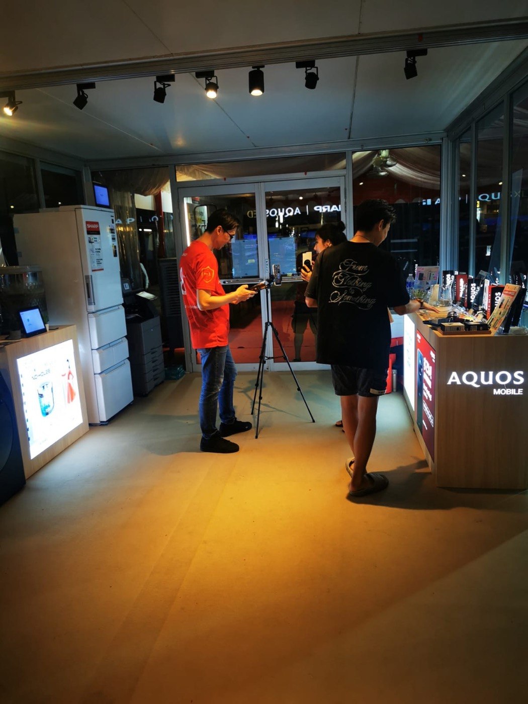 Camera and lighting setup for a product presentation in a retail store